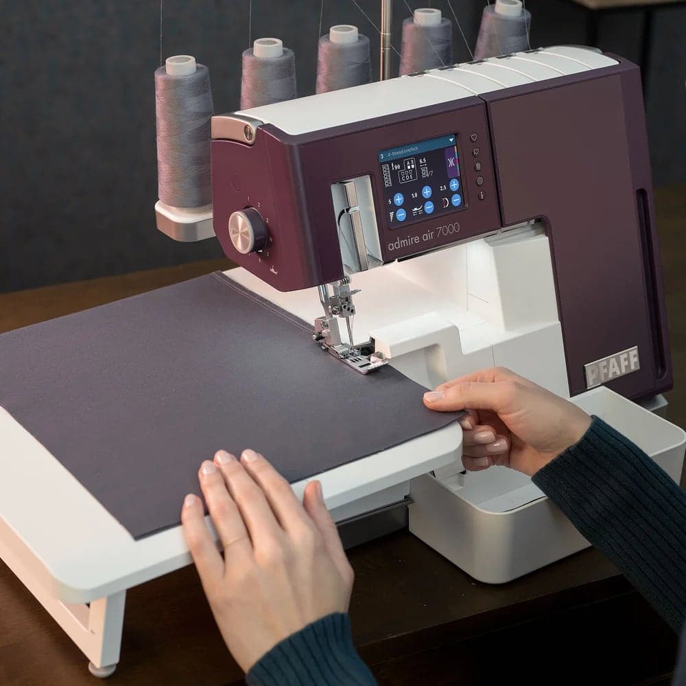 PFAFF admire air 7000 mit Anschiebetisch