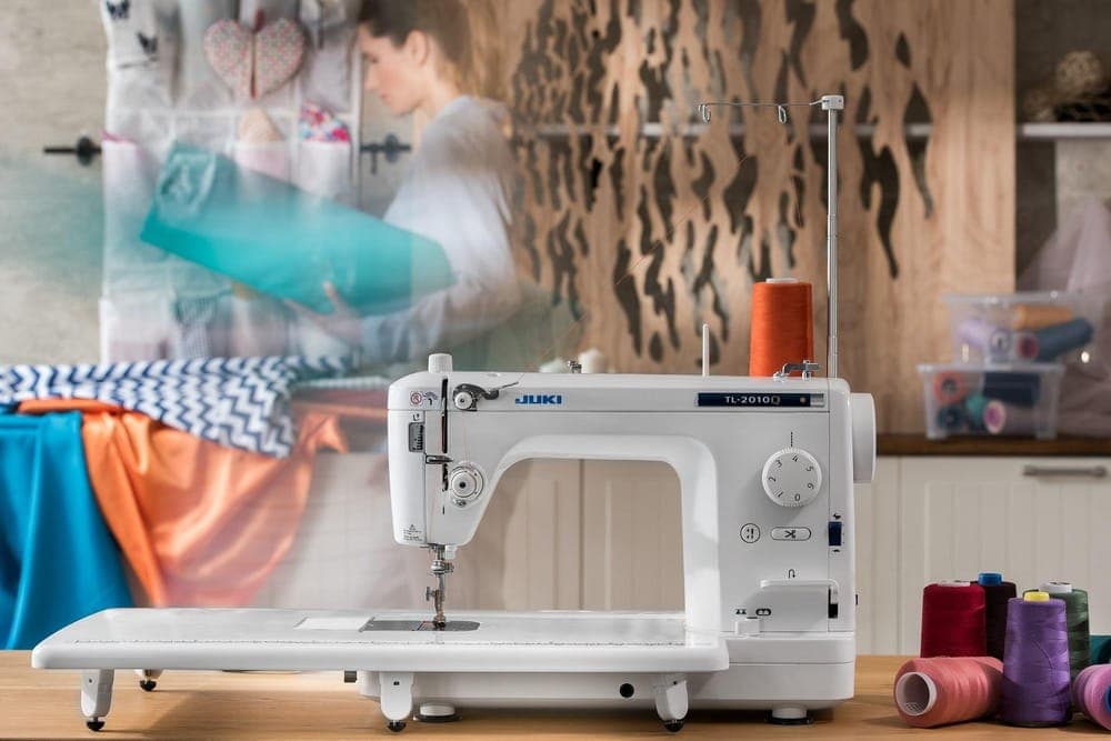 JUKI Geradstichmaschine im Atelier