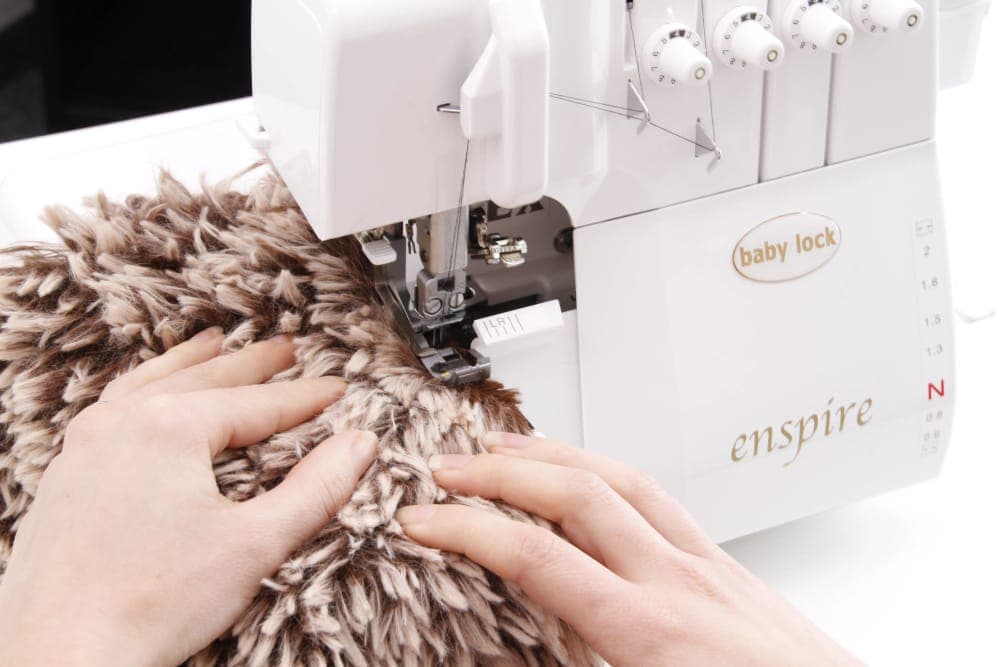 Overlock baby lock enspire beim Versäubern