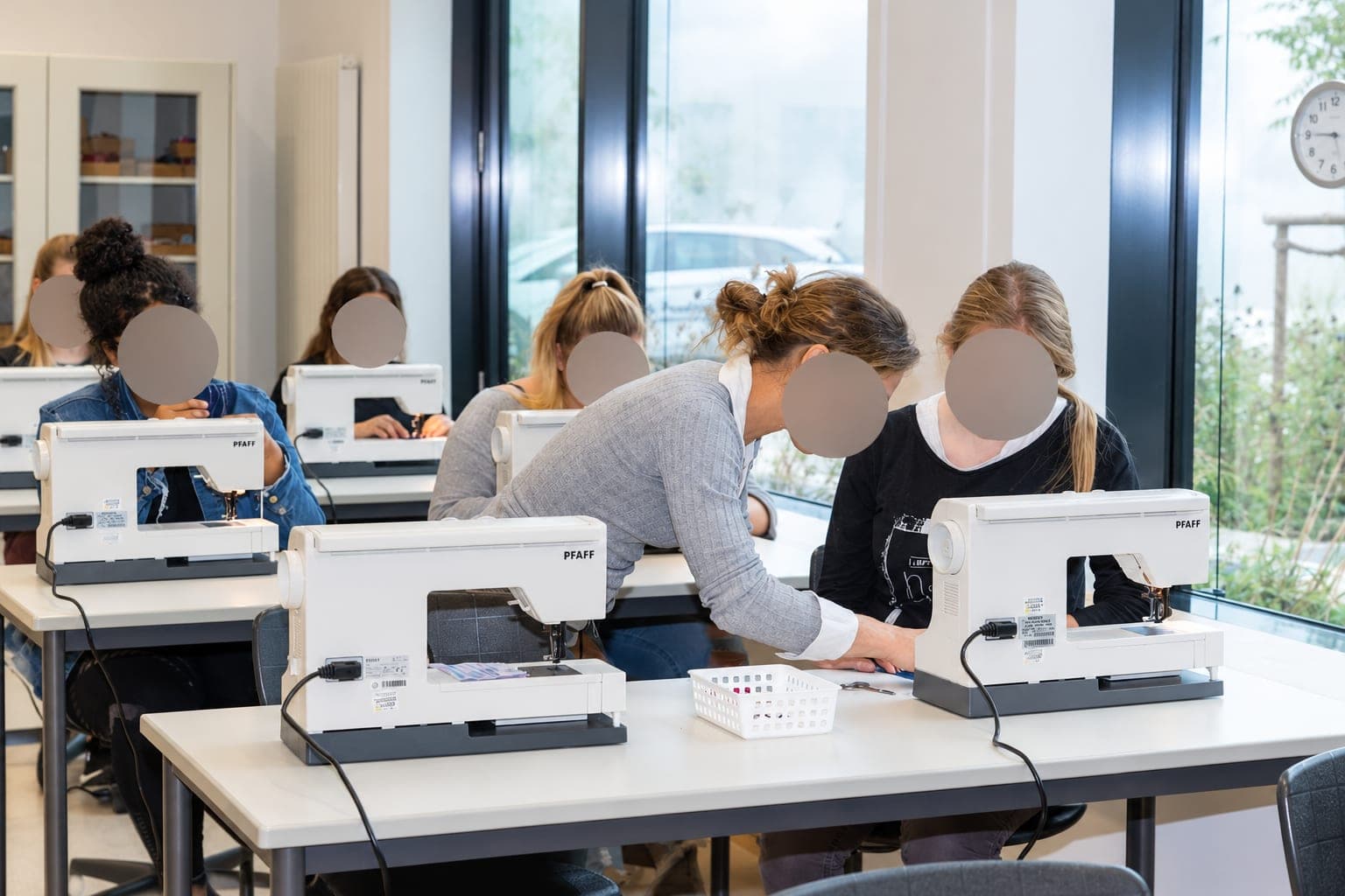 Nähunterricht an PFAFF Nähmaschinen in einem Schulzimmer