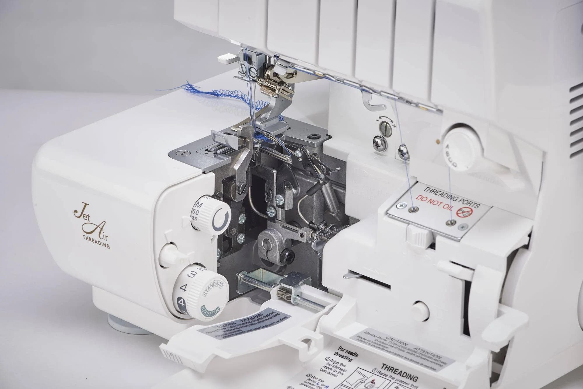 baby lock Overlock mit geöffneter Greiferabdeckung