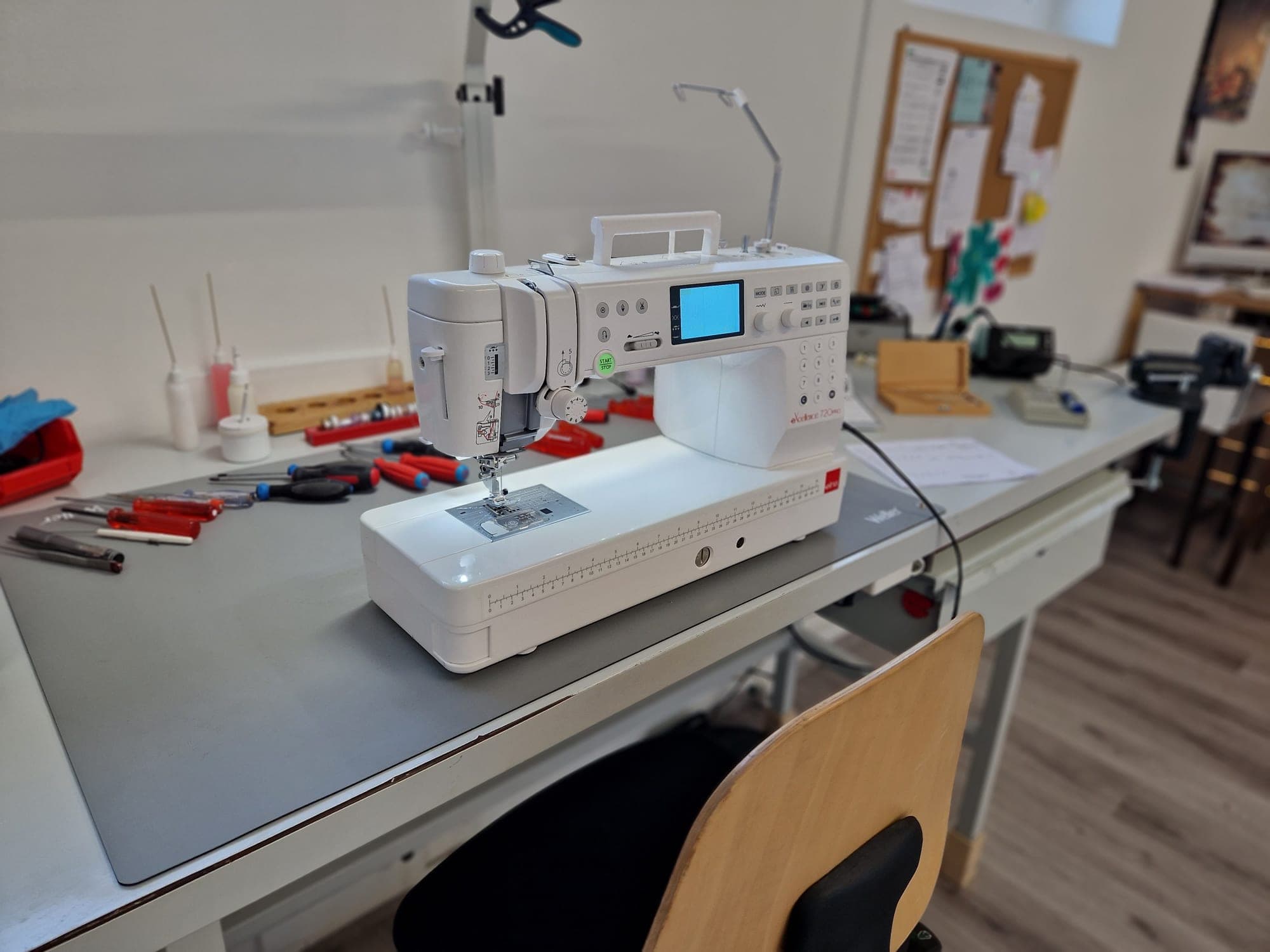 Nähmaschine auf dem Arbeitstisch in der Werkstatt