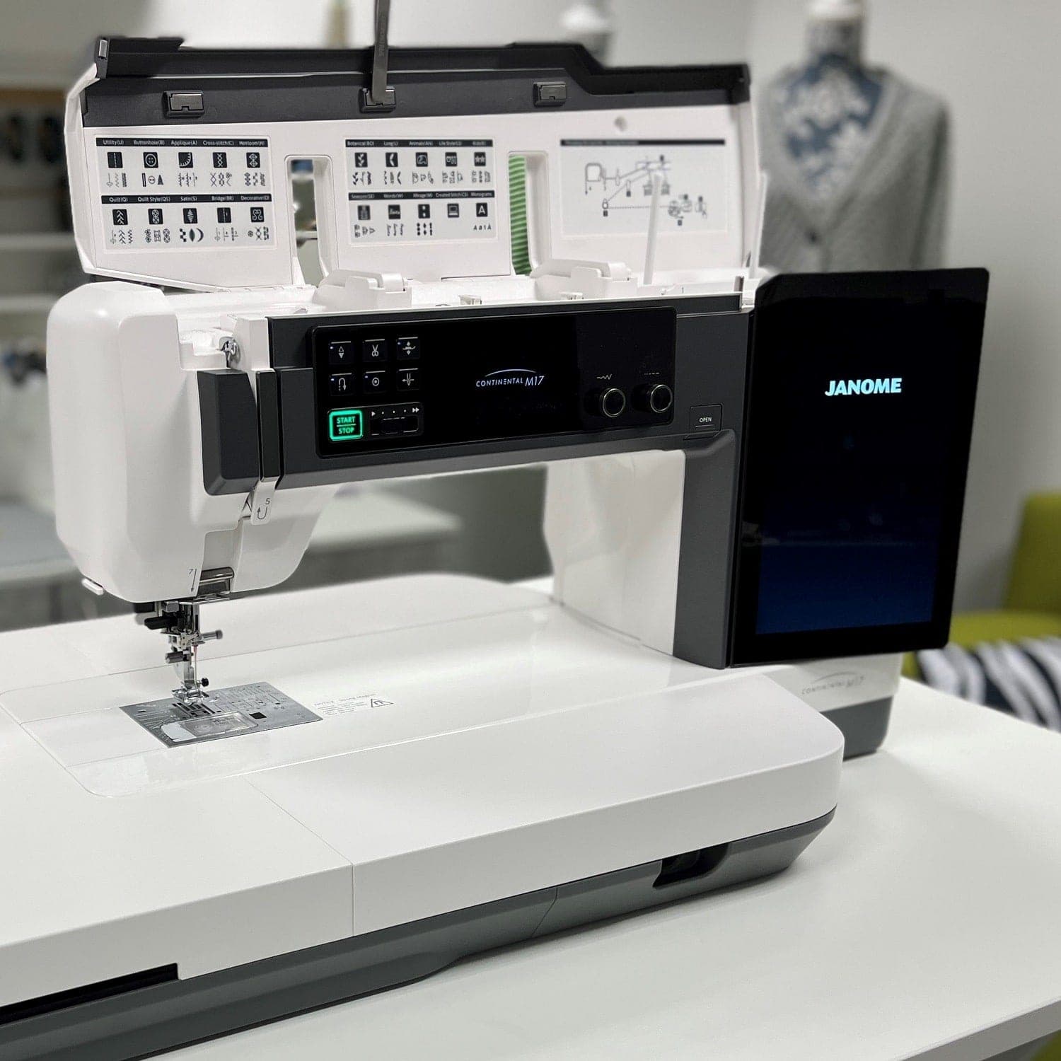 Janome Continental M17 mit aufgeklapptem Deckel und Touchscreen im Laden